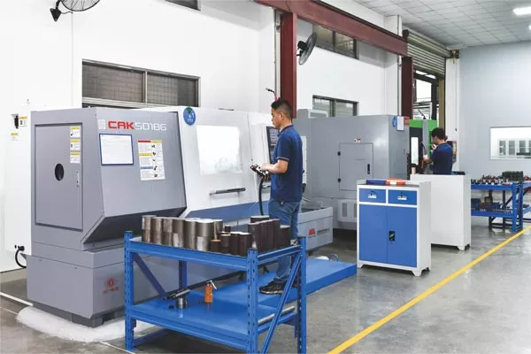 Trung tâm gia công CNC trục vít phun