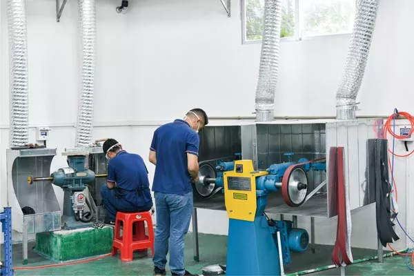 Thiết bị đánh bóng vít phun