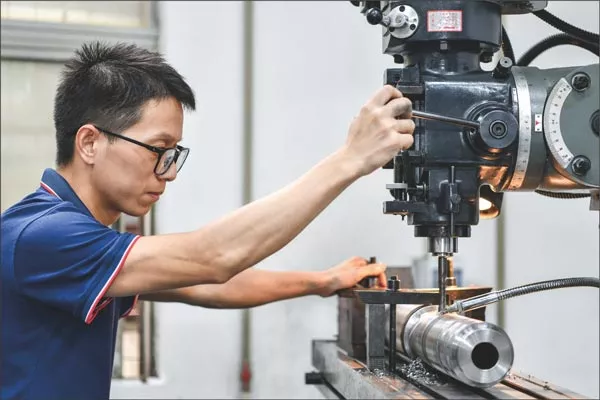 Máy khoan trục vít phun